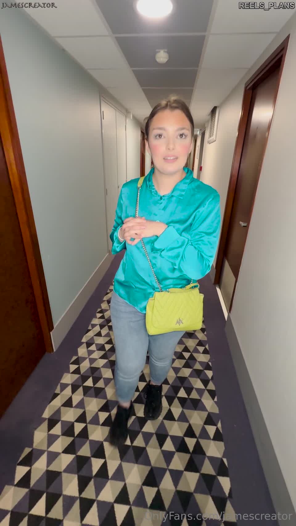 French Arab girl with large ass gets anal sex for computer